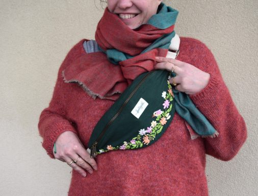 Handbestickte Bauchtasche mit floraler Stickerei