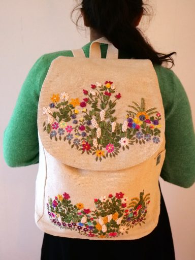 Handbestickter Rucksack mit Blumenstickerei von Sundapath