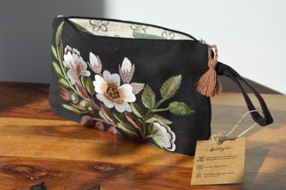 Handbestickte Schminktasche von Sundapath